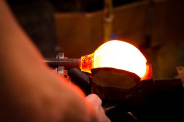 Cam cam imalat, dekoratif vazo şekillendirme işlemi