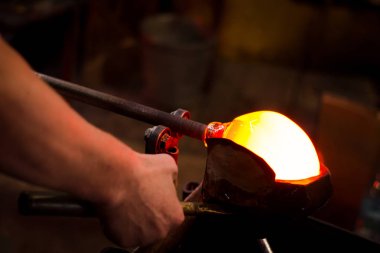 Cam cam imalat, dekoratif vazo şekillendirme işlemi