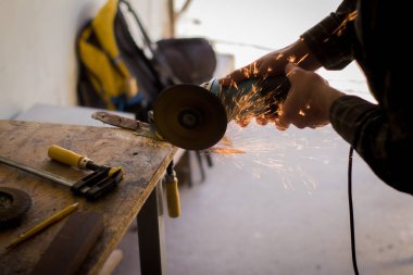 Çalışan resmi oluşturan kesim değirmeni, erkek iş metal ile yakın