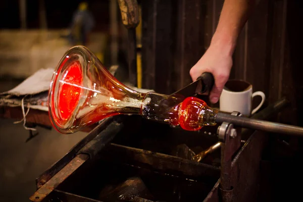 Glassworks Glass Manufacturing Process Forming Decorative Vase — Stock Photo, Image