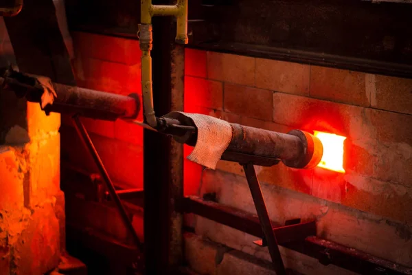 Glassworks Glass Manufacturing Process Forming Decorative Vase — Stock Photo, Image