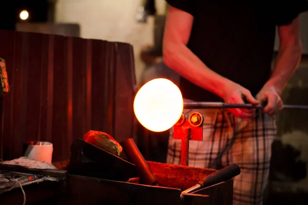 Glassworks Glass Manufacturing Process Forming Decorative Vase — Stock Photo, Image