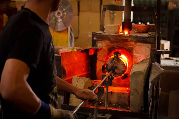 Glasværk Glas Fremstilling Proces Med Danne Dekorativ Vase - Stock-foto