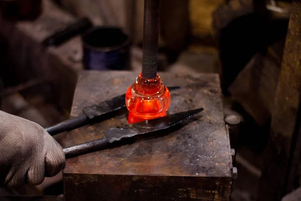 Glasfabriek Glas Productieproces Van Het Vormen Van Een Decoratieve Vaas — Stockfoto