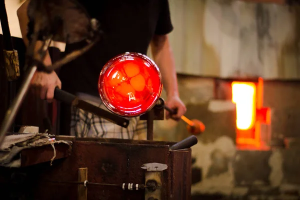 Glassworks Glass Manufacturing Process Forming Decorative Vase — Stock Photo, Image