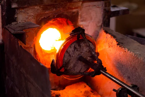 Glassworks Glass Manufacturing Process Forming Decorative Vase — Stock Photo, Image