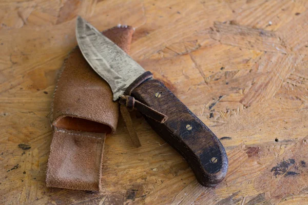 Eski ahşap masa, Avcılık Bıçak, paslı vintage bıçakta resim