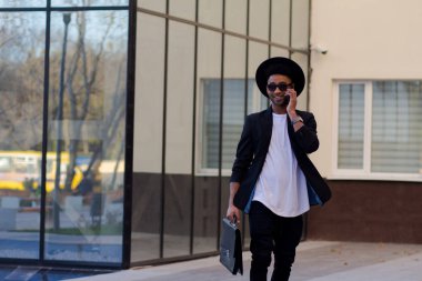 Genç, hızlı ve mobil Yöneticisi kavramı. Siyah elbiseli kaykay üzerinde komik buisinessman.