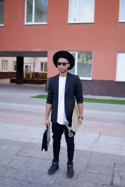 Genç, hızlı ve mobil Yöneticisi kavramı. Siyah elbiseli kaykay üzerinde komik buisinessman.