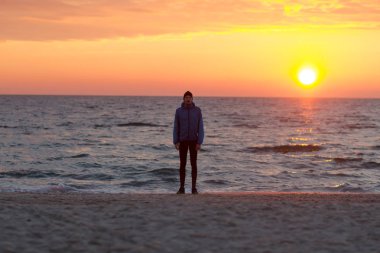 Sabah, gündoğumu karşı deniz ya da okyanus plajda genç erkek atlet. 