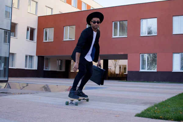 Conceito Gerente Jovem Rápido Móvel Engraçado Buisinessman Skate Terno Preto — Fotografia de Stock