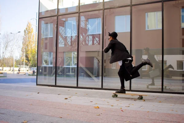 Konsep Manajer Muda Cepat Dan Mobile Lucu Buisinessman Skateboard Dalam — Stok Foto