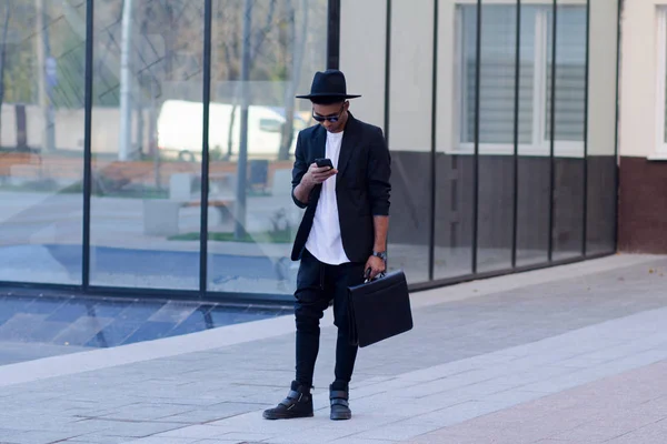 Genç Mutlu Erkek Siyah Takım Elbise Siyah Şapka Modern Buisinessman — Stok fotoğraf