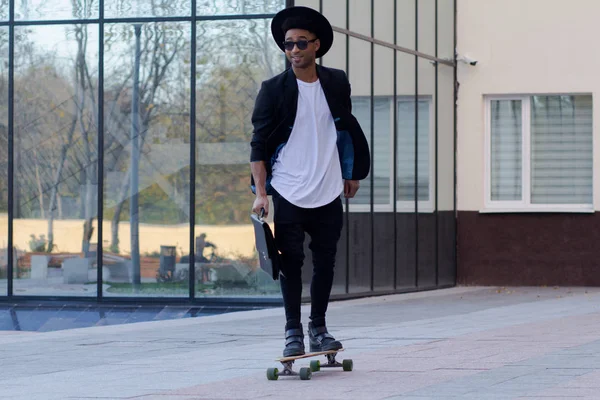 Conceito Gerente Jovem Rápido Móvel Engraçado Buisinessman Skate Terno Preto — Fotografia de Stock