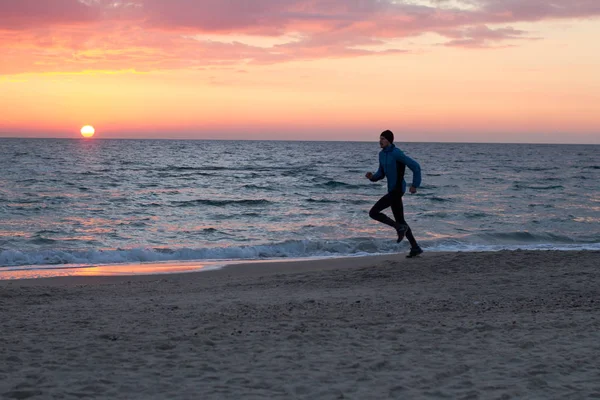 Corredor Masculino Joven Playa Del Mar Del Océano Mañana Contra — Foto de Stock