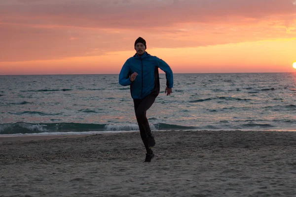 Mladý Muž Běžec Moři Oceánu Pláži Ráno Před Východem Slunce — Stock fotografie