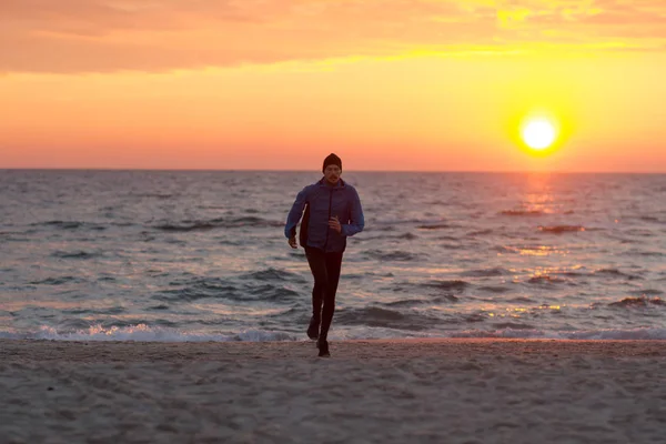 Sabah Gündoğumu Karşı Deniz Okyanus Plajda Genç Erkek Atlet — Stok fotoğraf