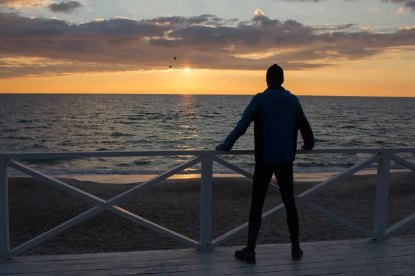 Jonge Mannelijke Loper Zee Oceaan Strand Ochtend Tegen Zonsopgang — Stockfoto