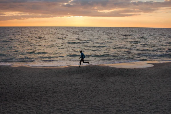 Corredor Masculino Joven Playa Del Mar Del Océano Mañana Contra — Foto de Stock