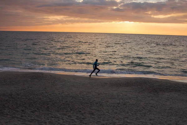 Corredor Masculino Joven Playa Del Mar Del Océano Mañana Contra — Foto de Stock