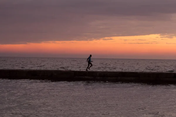 Corredor Masculino Joven Playa Del Mar Del Océano Mañana Contra — Foto de Stock