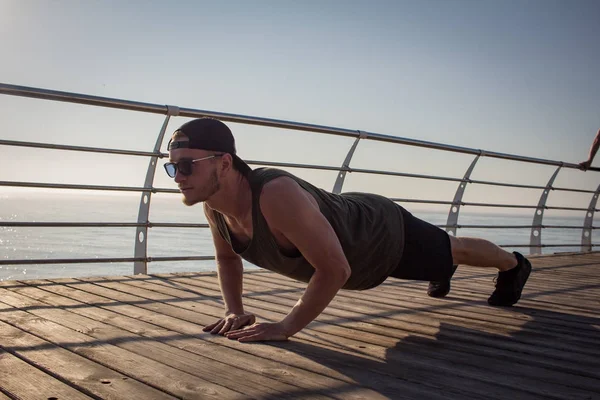 Macho Joven Haciendo Ejercicios Aire Libre Playa — Foto de Stock