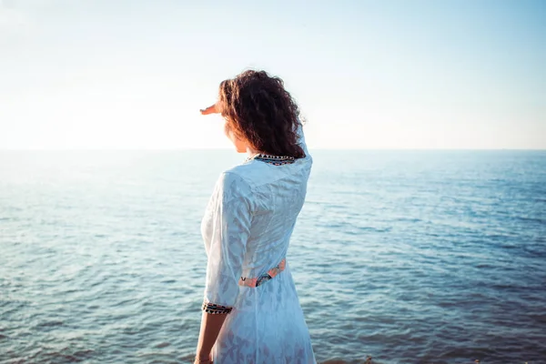 Güzel Beyaz Elbiseli Sabah Sahilde Yürüyen Genç Kadın Uygun Erkek — Stok fotoğraf