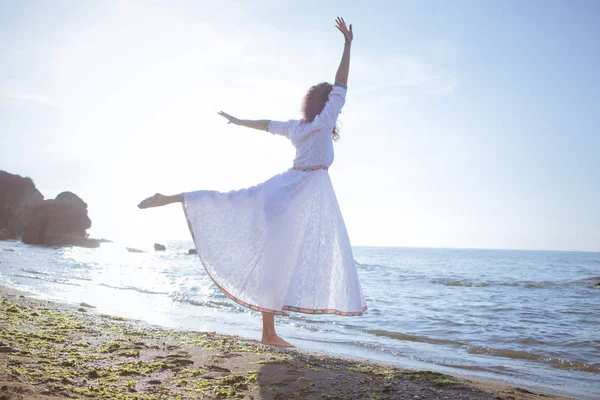 Молодая Брюнетка Позирует Утреннем Пляже Красивом Белом Платье — стоковое фото