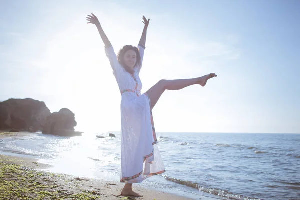 Ung Brunett Kvinna Poserar Morgonen Sommar Stranden Vacker Vit Klänning — Stockfoto