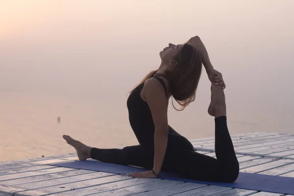 Sisin Içinde Gündoğumu Sırasında Yoga Fitness Yapıyor Ince Siyah Giymek — Stok fotoğraf