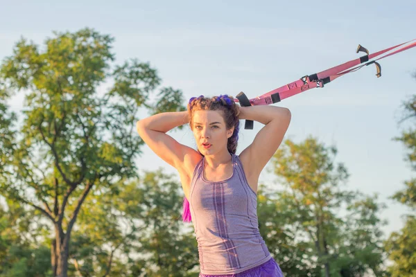 Antrenament Curele Suspensie Sala Gimnastică Aer Liber Potrivesc Femeile Formare — Fotografie, imagine de stoc