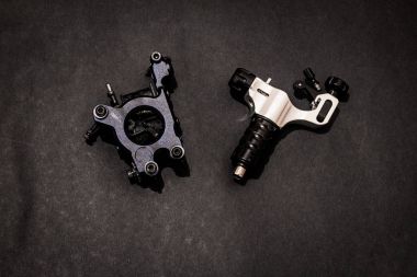 siyah arka plan üzerine dövme malzemeleri 