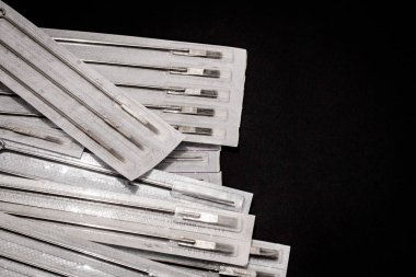 siyah arka plan üzerine dövme malzemeleri 