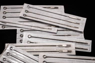 siyah arka plan üzerine dövme malzemeleri 