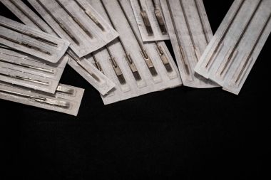 siyah arka plan üzerine dövme malzemeleri 