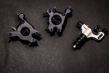 siyah arka plan üzerine dövme malzemeleri 