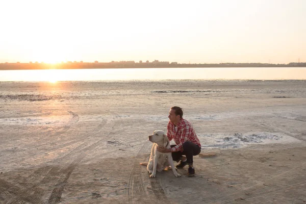 Jeune Caucasien Mâle Avoir Bon Temps Sur Plage Lac Pendant — Photo