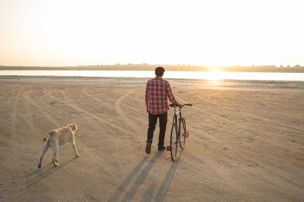 Ciclista Masculino Caminando Sobre Arena Amanecer Fondo Del Lago Del — Foto de Stock