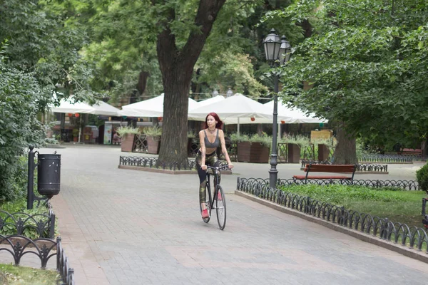 자전거 공원에와 스포티 여자의 자전거를 — 스톡 사진