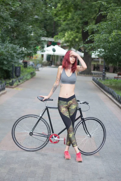 자전거 공원에와 스포티 여자의 자전거를 — 스톡 사진