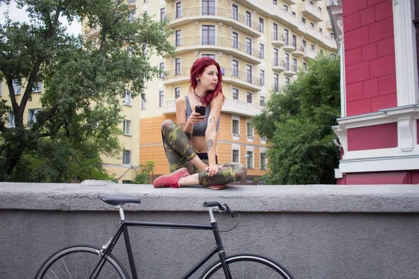 Утренняя Велосипедная Прогулка Молодой Сексуальной Женщины Рыжими Волосами Спортивная Женщина — стоковое фото