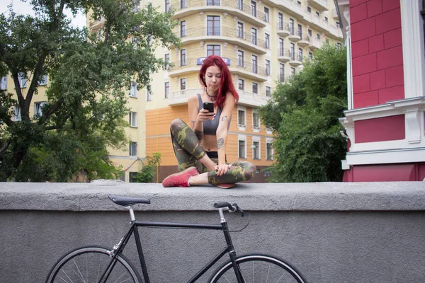 Manhã Passeio Bicicleta Jovem Mulher Sexy Com Cabelo Vermelho Feminino — Fotografia de Stock