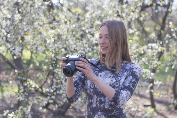 Mujer Joven Posando Con Cámara Fotográfica Parque Primavera Flores Blancas — Foto de Stock