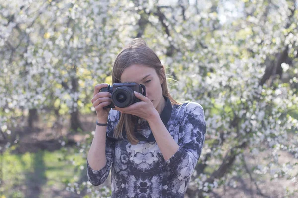 Mujer Joven Posando Con Cámara Fotográfica Parque Primavera Flores Blancas — Foto de Stock