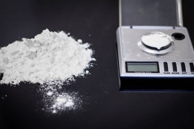 evsizlerle tozu siyah masada kokain uyuşturucu tozu ile suç kavramı