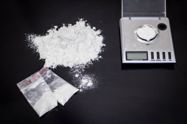 evsizlerle tozu siyah masada kokain uyuşturucu tozu ile suç kavramı