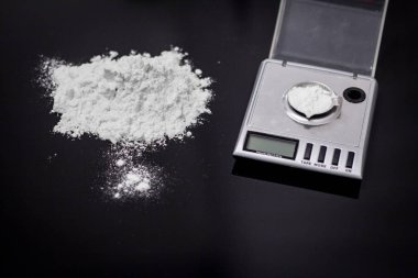 evsizlerle tozu siyah masada kokain uyuşturucu tozu ile suç kavramı