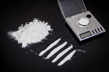 evsizlerle tozu siyah masada kokain uyuşturucu tozu ile suç kavramı