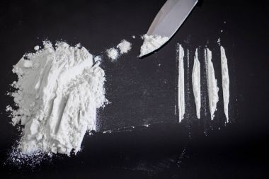 evsizlerle tozu siyah masada kokain uyuşturucu tozu ile suç kavramı