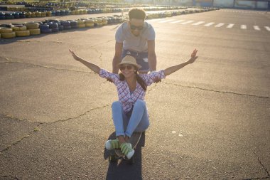 Kaykay, mutluluk, sevgi ve gençlik kavramı ile mutlu genç Çift.